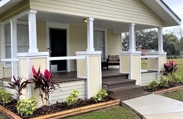 Spacious Bungalow fully fenced with Hot tub, Basketball, Ping pong table & BBQ