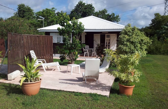 SPACIOUS BUNGALOW IN CREOLE TYPE F2 800M QUIET TOWN OF SAINTE ANNE 97180