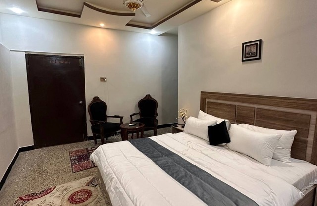 Spacious bungalow with 8 bedrooms and WiFi, AC in gulshan e iqbal Karachi