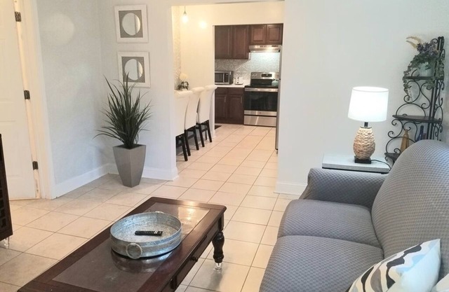 Spacious, but cozy apt - minutes from Hickory