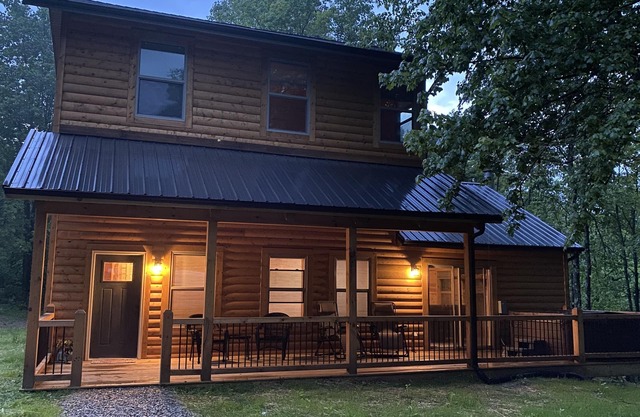Spacious Cabin in Hocking Hills close to Caves.HotTub,Grill & 66 Acres of Hiking