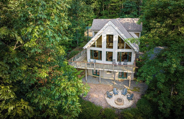 Spacious Cabin in the Woods near Breweries and Wineries