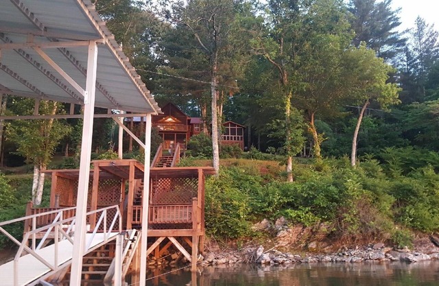 Spacious cabin located in the Blue Ridge Mountains on the beautiful lake Nottely