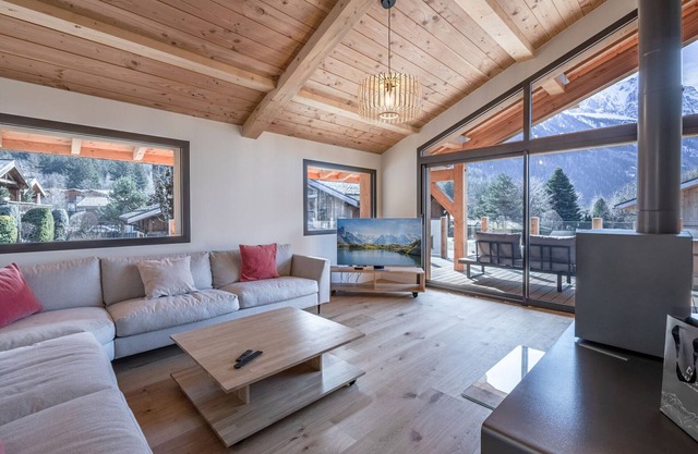 Spacious chalet in Chamonix with jacuzzi and parking, pets allowed