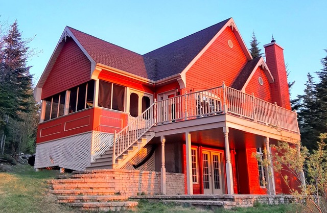 Spacious Chalet with St-Lawrence River View and Spa in Charlevoix, for 2 to 8