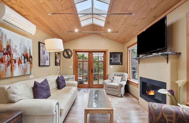 Spacious character suite! Close to local private schools, dining and more!