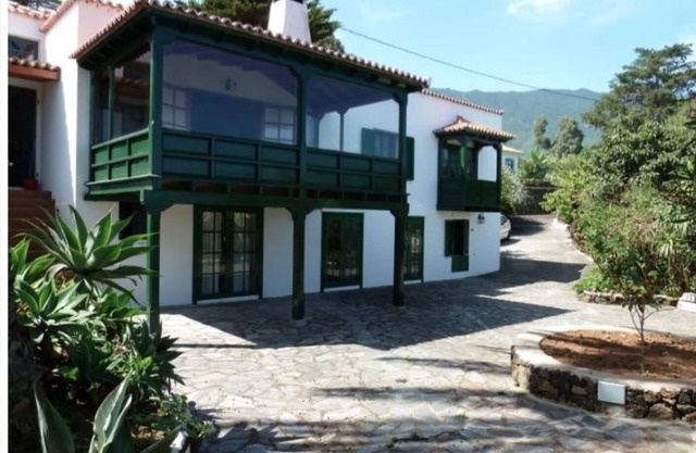 Spacious characterful villa with spectacular views, large heated private pool