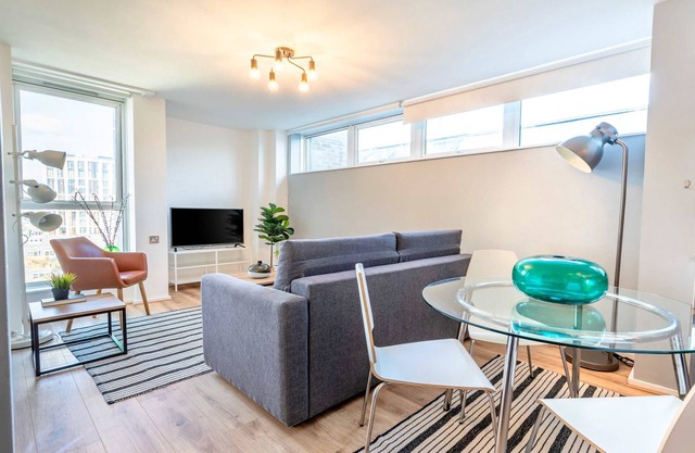 Spacious, Chic Apartment in Covent Garden