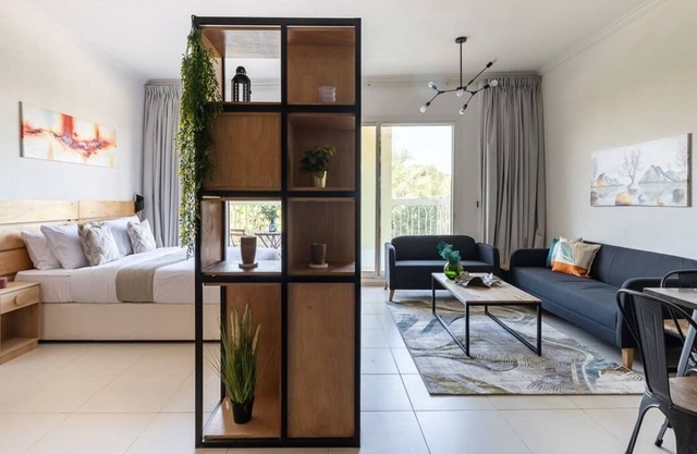 Spacious & Chic Studio Apartment in JVT!