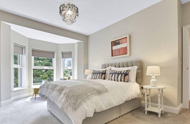 Spacious Coastal retreat - 1 minute walk to the beach and marina