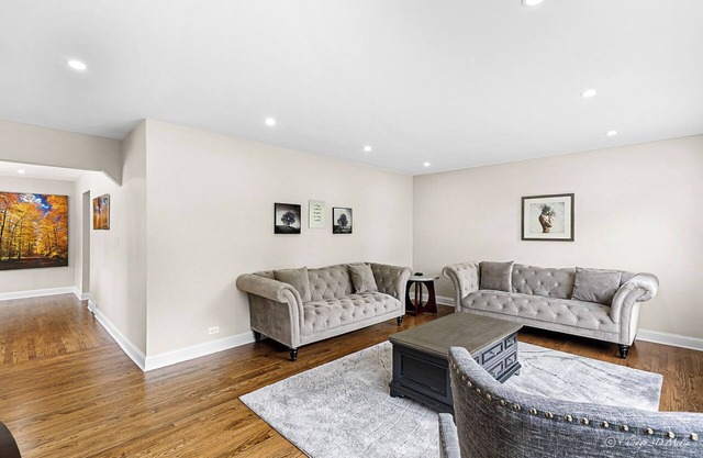 Spacious completely renovated 4BR APT that feels like a HOME in Skokie near mall