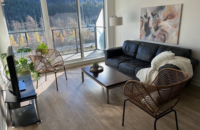 Spacious condo located near WHISTLER, a 35-minute drive in central Squamish.