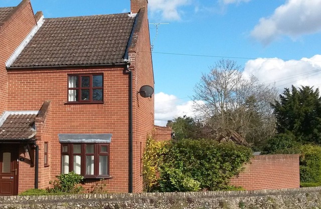 Spacious Cottage in Historic Reepham, Norfolk. Free WiFi. Private Parking