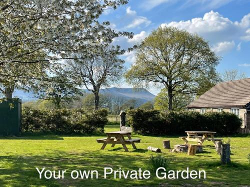 Spacious Cottage - Sleeps 4 - in the Black Mountains