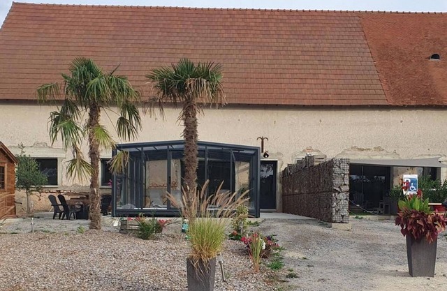 Spacious cottage with heated pool and air conditioning