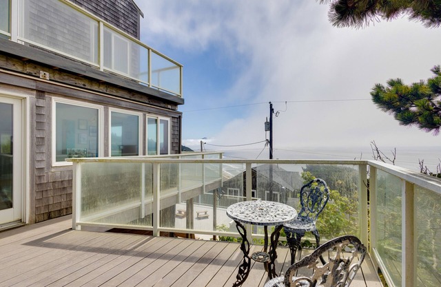 Spacious dog-friendly home with ocean views, sauna, wood stove & WIFI