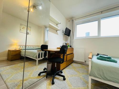 Spacious double bedroom with private bathroom in London Canary Wharf for short stay or long let near O2 and Excel Exhibition centre and easy to reach from all airports in around London
