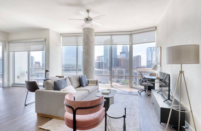 Spacious Downtown 1 BR w/Gym, W/D, Pool, walk to 6th St, by Blueground