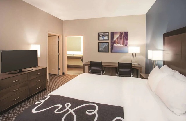 Spacious Downtown King Suite with Sofa and Lounge Space