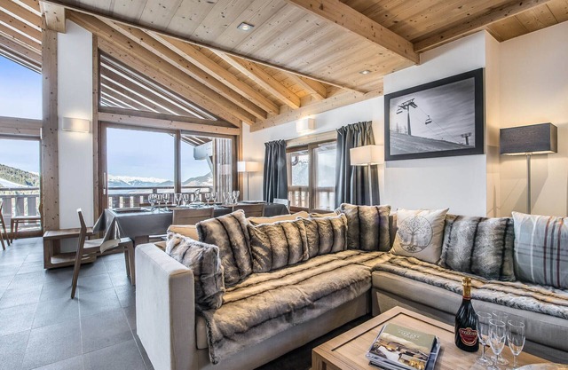 Spacious Duplex Near Ski Lifts, Courchevel - Sleeps 8, Wi-Fi, Parking