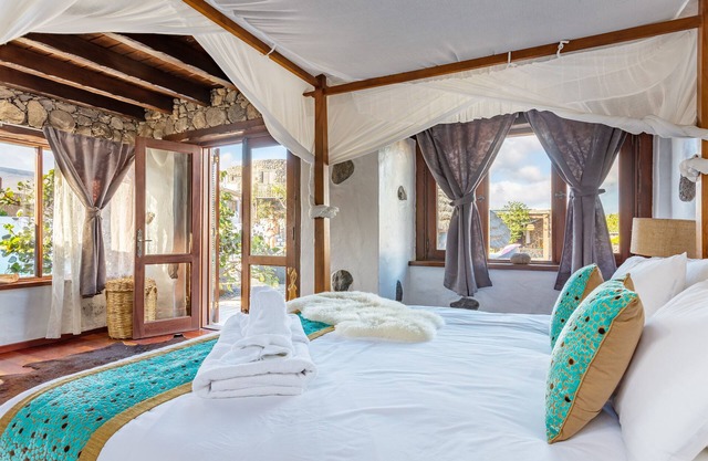 Spacious Eco Luxury Farmhouse, Private Pool, WIFI, Beach close