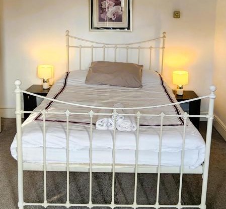 Spacious Ensuite Room with Charming Bay Window