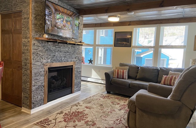 Spacious & equipped 1 bedroom in historical Carriage House + Deck & BBQ and W/D