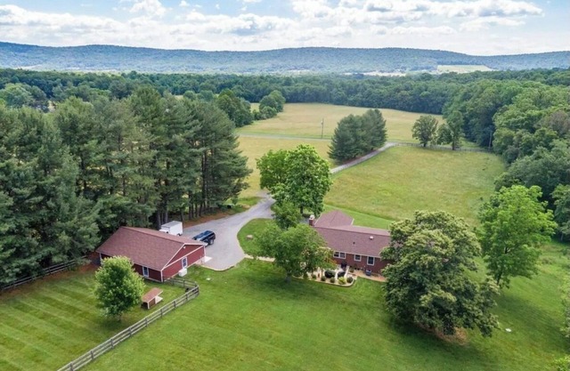 Spacious estate in charming Purcellville with WiFi, fitness room, AC