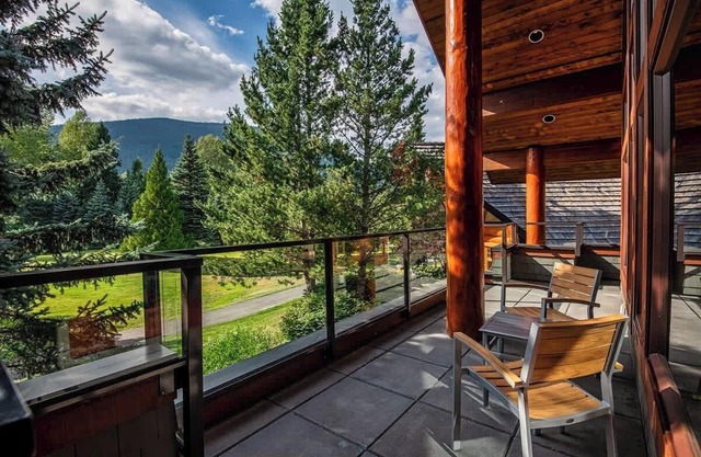 Spacious family chalet w/hot tub & mountain views