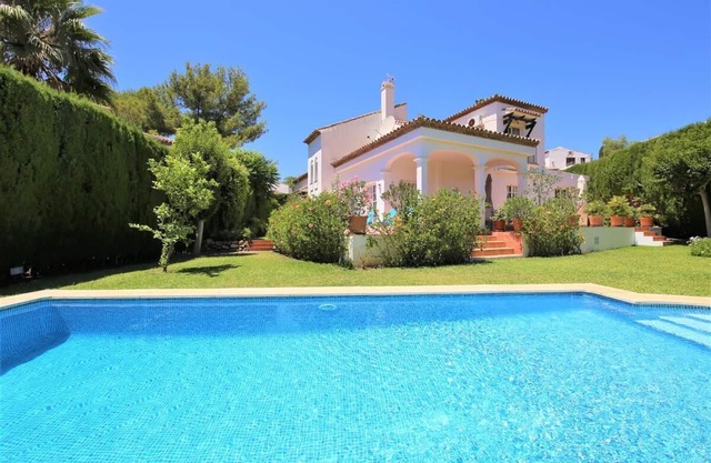Spacious family villa in exclusive community, Residential area close to beach and Marbella town