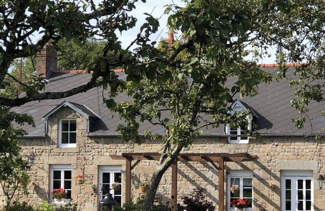 SPACIOUS Family Farmhouse in 3 ACRES with STUNNING VIEWS, EXCLUSIVE USE.