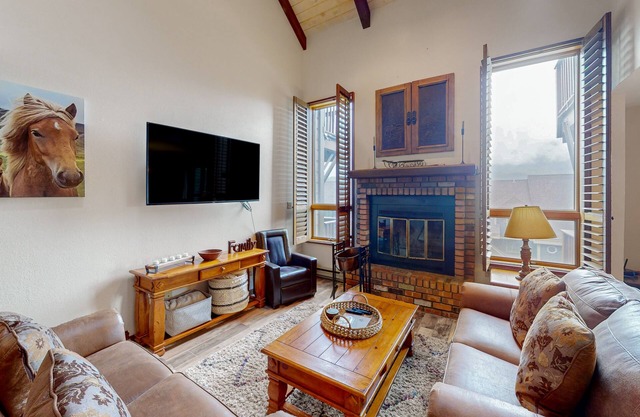 Spacious Family Getaway W/Private Balcony, Skiing Nearby & High-Speed WiFi