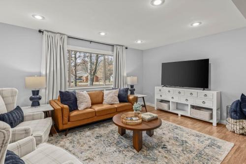 Spacious Family Haven - Walk to Downtown & JBU