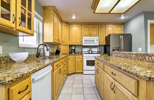 Spacious Family Home, 3 Mi to Dtwn Cedar City