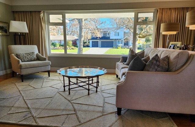 Spacious Family Home with Large Yard in Oak Bayn