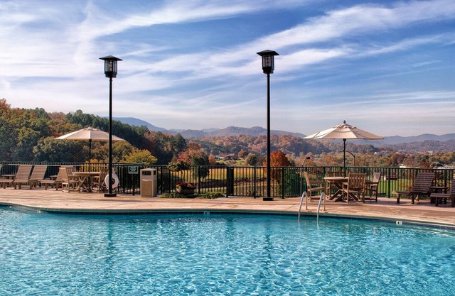 Spacious Family Resort close to Titanic Museum and Dollywood with 4 Saltwater pools