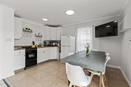 Spacious Family Suite Steps to the Beach (444)