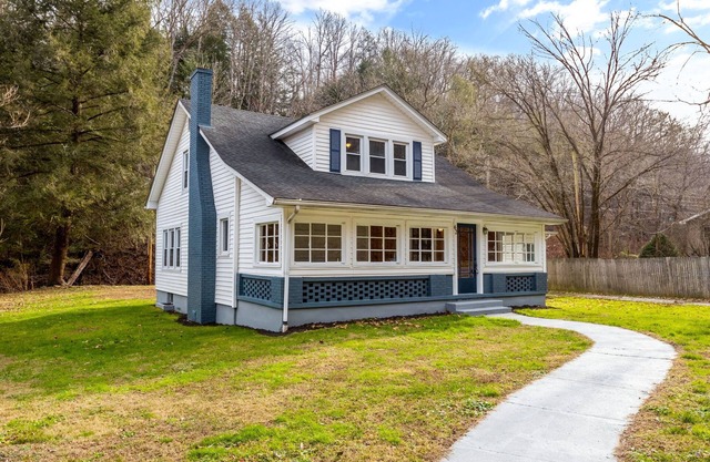 Spacious Farmhouse Near Red River Gorge Sleeps 12