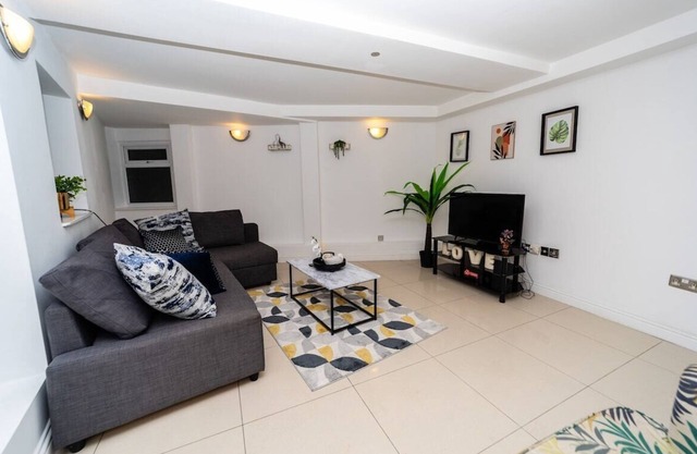 Spacious Flat with Patio & Parking in city centre