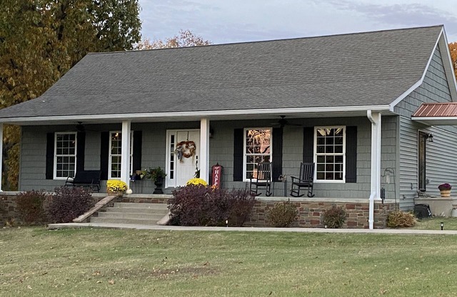 Spacious four bedroom country private home, large kitchen, wi-fi. Nature awaits.
