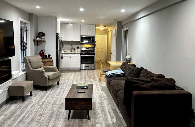 Spacious Garden Level Apartment Irving Park - Convenient, Quiet, and Cozy