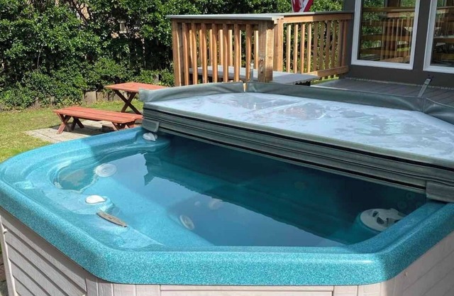 Spacious Getaway, Hot Tub, Walk to Beach Fun!