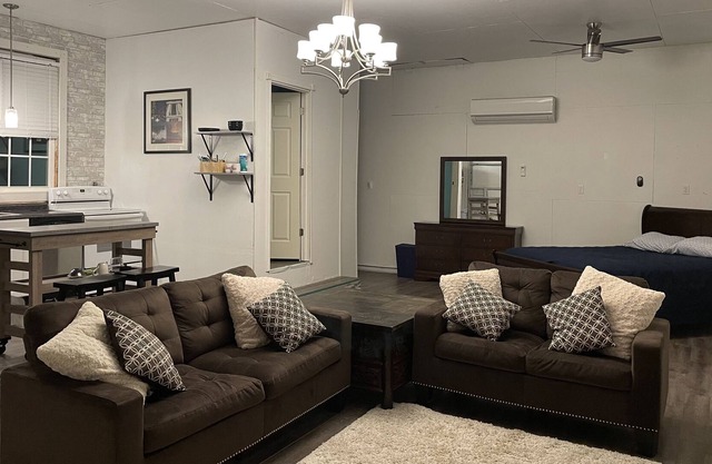 Spacious Guest House in quiet neighborhood near Winstar.