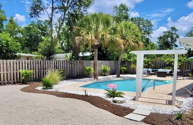 Spacious Heated Pool Home. Close to Siesta Beach!