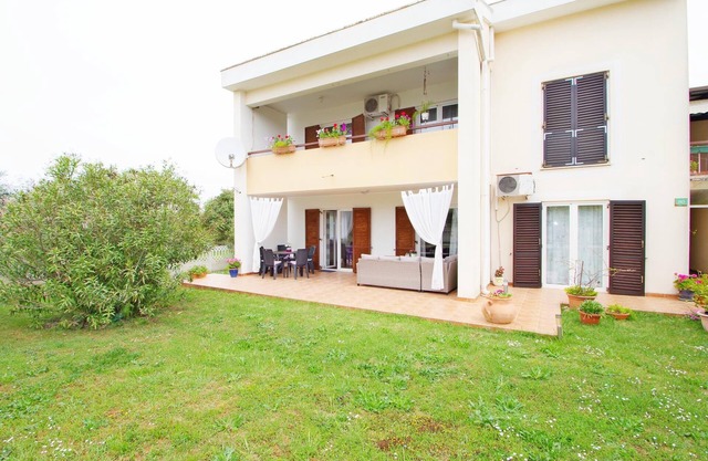 Spacious holiday apartment in suburb of Pula, Valdebek