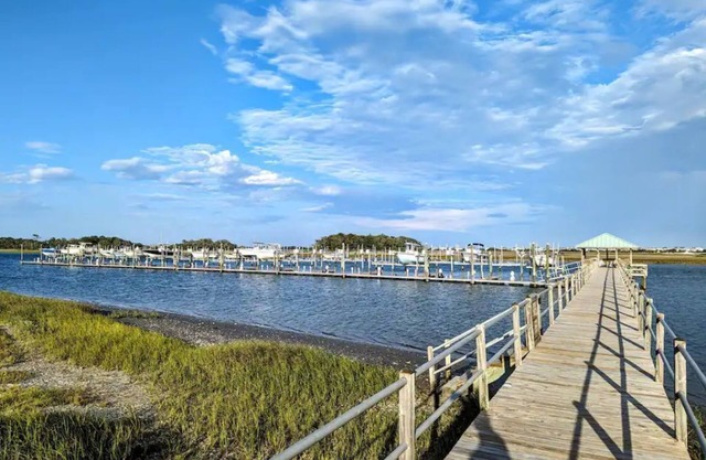 Spacious home, 24' boat slip, waterfront communityn