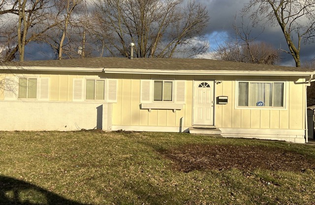 Spacious Home Sleeps 10, 3bdr, 2 bth, 7 minutes to downtown.