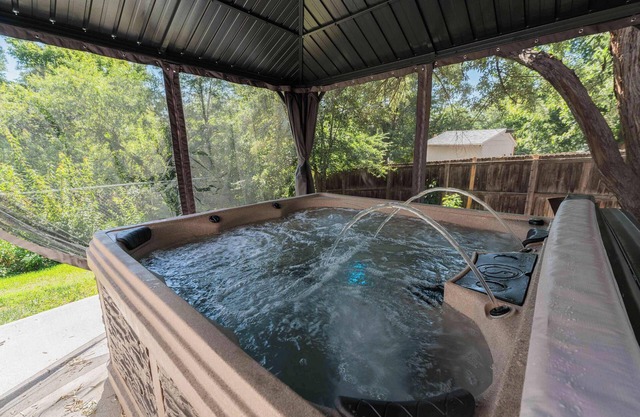 Spacious home w/Game Room, Hot Tub & Sauna!