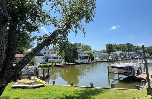 Spacious Home, With Dock, Sleeps 9, Access To Beach Club & Pool