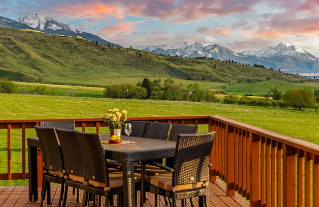 Spacious home with mountain and valley views, seconds to Deep Creek trailhead